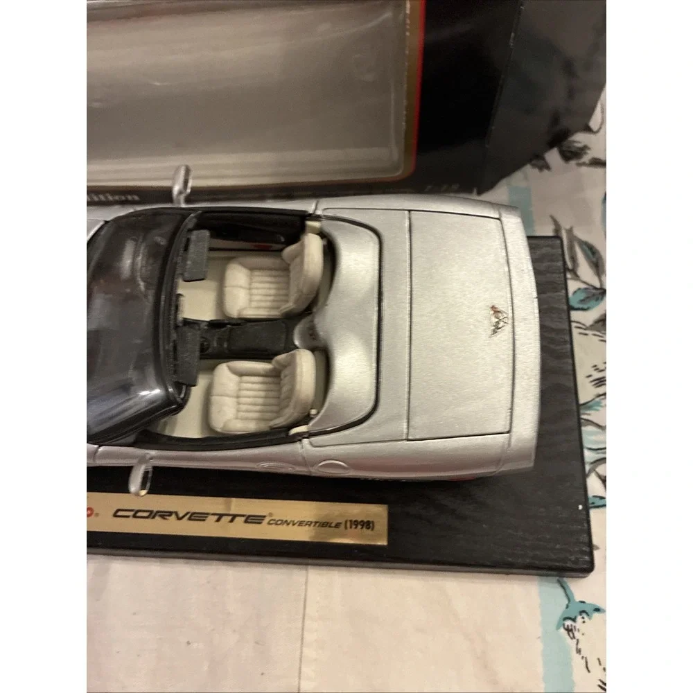 MAISTO 1998 CHEVROLET CORVETTE CONVERTIBLE SILVER SPECIAL EDITION 1:18 In Box